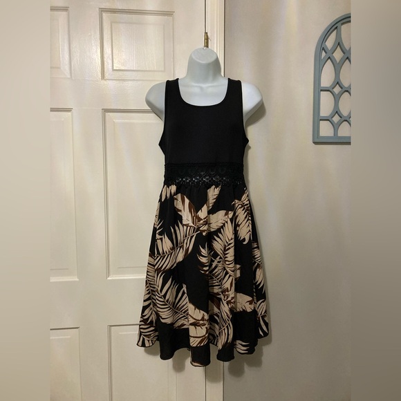 SHEIN Dresses & Skirts - SHEIN Black and Tan Leaf Print Midi Dress